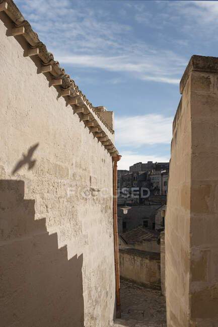 Ombra di uccello in volo su una casa, Matera, Basilicata, Italia — Foto stock