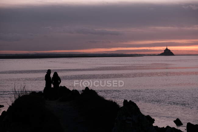 Silhouette di una coppia che guarda Mont Saint Michel, Normandia, Francia — Foto stock