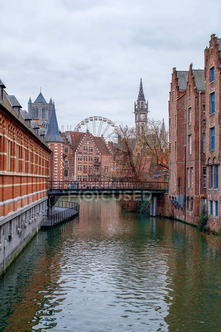 Pont traversant un canal, Gand, Belgique — Photo de stock