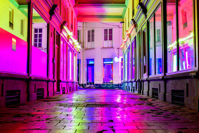 Ruelle vitrée illuminée la nuit, Quartier rouge, Gand, Belgique — Photo de stock