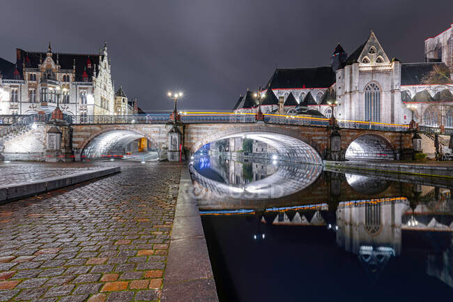 Korenlei und Graslei mit der St.-Nikolaus-Kirche und der St.-Michael-Brücke bei Nacht, Gent, Belgien — Stockfoto