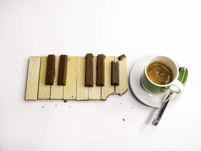 Konzeptionelle Tastatur neben einer Tasse Kaffee — Stockfoto