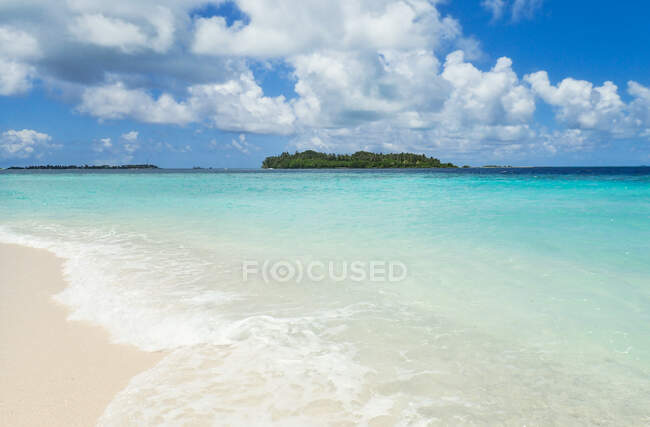 Plage tropicale, Fihalhohi, Atoll Homme Sud, Maldives — Photo de stock