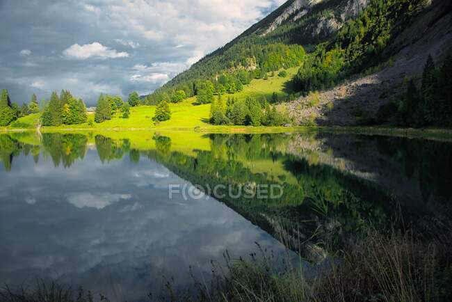Riflessione montana sul lago Obersee, Glarus, Svizzera — Foto stock