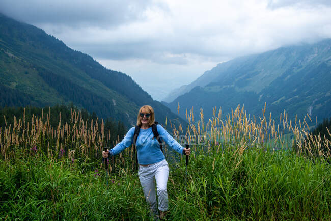 Donna sorridente escursioni in montagna, Susten Alps, Svizzera — Foto stock