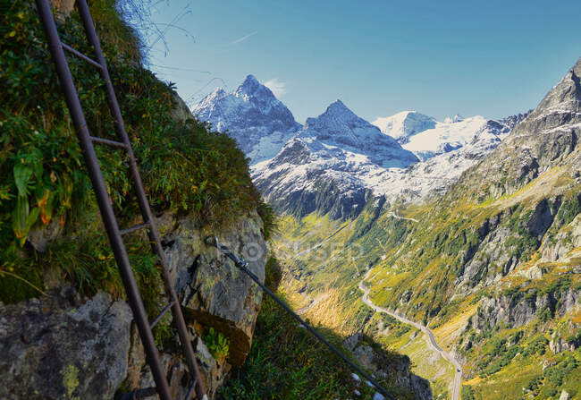 Trilha de caminhada e escada até o topo do Monte Susten, Suíça — Fotografia de Stock