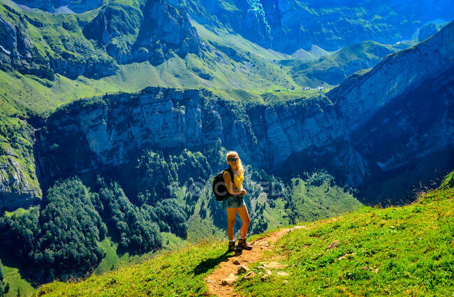 Походы женщин в горы Сантис, Альпштейн, Аппенцеллер, Швейцария — стоковое фото