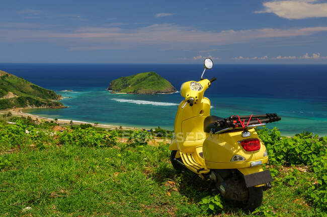 Scooter estacionado por Areguling com vista para Gili Nusa, Lombok, Indonésia — Fotografia de Stock