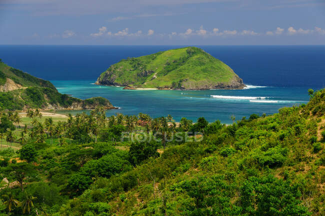Vista de Gili Nusa desde la playa de Areguling, Lombok, Indonesia - foto de stock