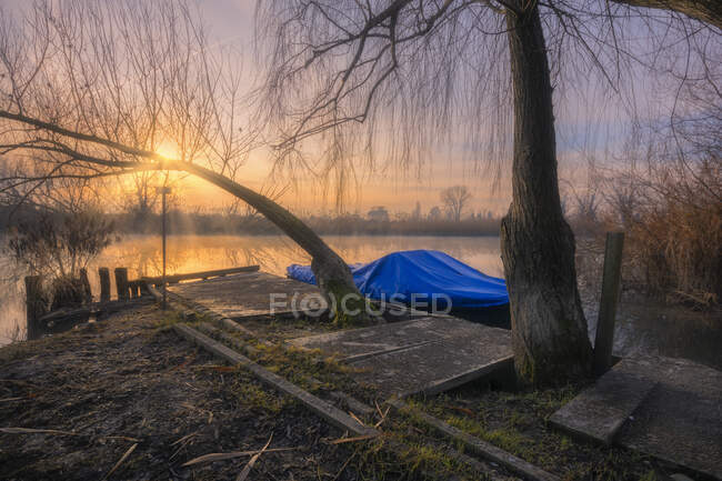 Paesaggio rurale lungo la riva del fiume all'alba, Veneto, Italia — Foto stock