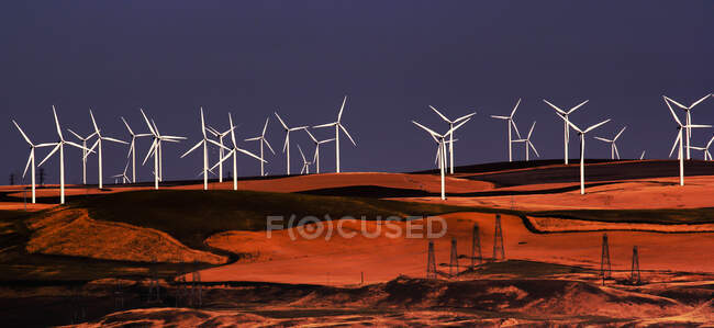 Ветряная электростанция рядом с границей Орегона и Вашингтона, США — стоковое фото