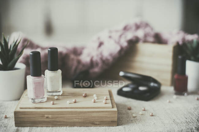 Close-up de verniz de prego e cosméticos em uma mesa — Fotografia de Stock