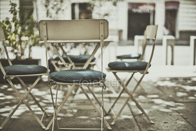 Cadeiras e mesa em um terraço fora de um bar, Espanha — Fotografia de Stock