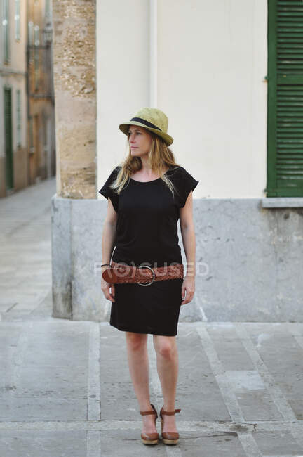 Retrato de uma mulher de pé na rua, Maiorca, Baleares, Espanha — Fotografia de Stock
