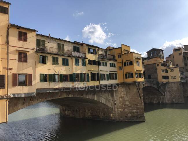 Ponte Vecchio et le fleuve Arno, Florence, Toscane, Italie — Photo de stock