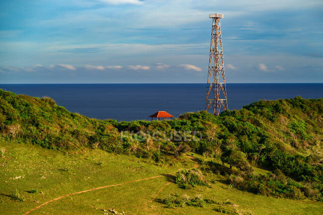 Обзорная башня на пляже Bile Sayak, природный парк Gunung Tunak, Кута-Мандалика, Индонезия — стоковое фото