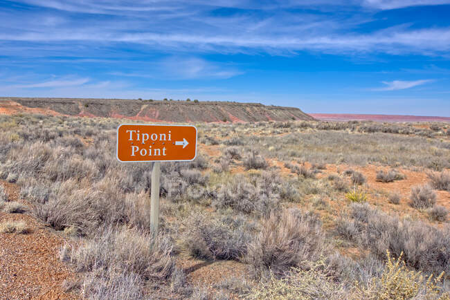 Señal que apunta a Tiponi Point, Parque Nacional Bosque Petrificado, Arizona, EE.UU. - foto de stock
