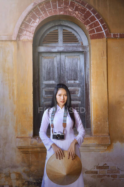 Portrait d'une belle femme tenant un chapeau traditionnel non la, Hoi An, Quang Nam, Vietnam — Photo de stock