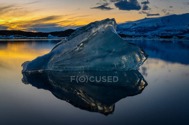 Longa exposição tiro de Iceberg no lago glacial Jokulsarlon, Vatnajokull National Park, Islândia — Fotografia de Stock