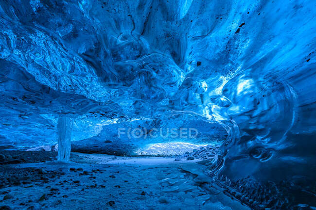 Ice crystals in the cave in the winter forest — Stock Photo