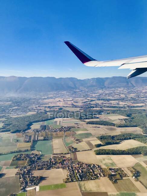Ala di un aereo che sorvola Ginevra, Svizzera — Foto stock