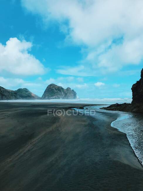 Praia de areia preta, Waitakere Ranges Regional Park, North Island, Nova Zelândia — Fotografia de Stock