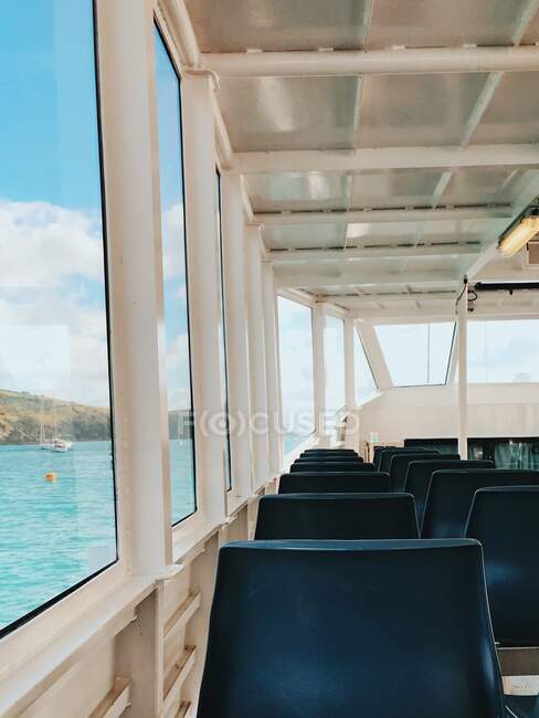 Vista interior de un ferry en el mar, Reino Unido - foto de stock