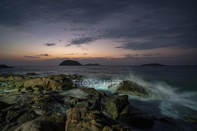Waves crashing on coastal rocks at sunrise, Redang Island, Terengganu, Malaysia — Stock Photo