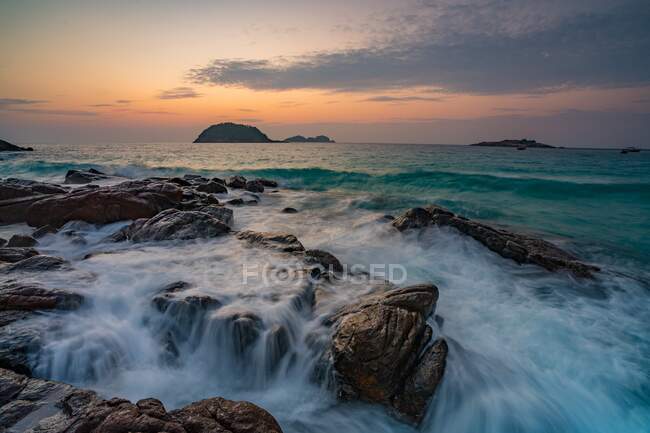 Ondas batendo em rochas costeiras ao nascer do sol, Redang Island, Terengganu, Malásia — Fotografia de Stock