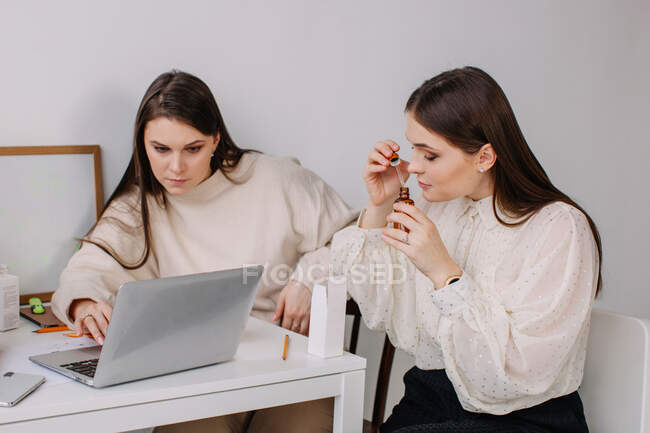 Deux femmes travaillant avec des huiles essentielles — Photo de stock