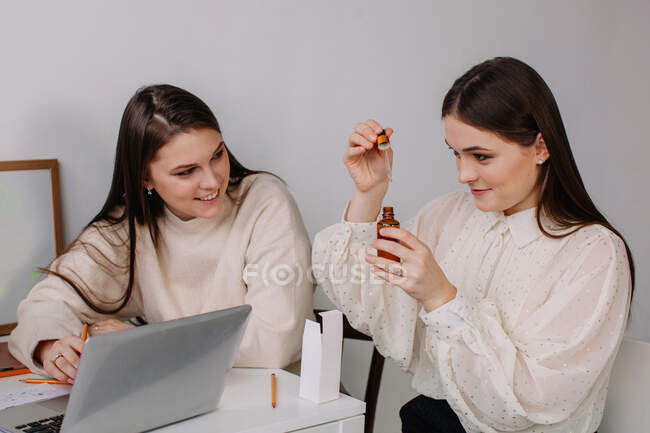 Deux femmes travaillant avec des huiles essentielles — Photo de stock