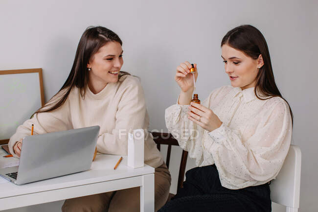 Dos mujeres que trabajan con aceites esenciales - foto de stock