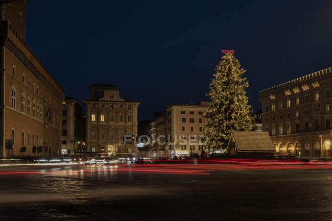 Arbre de Noël à Piazza Venezia, Rome, Latium, Italie — Photo de stock