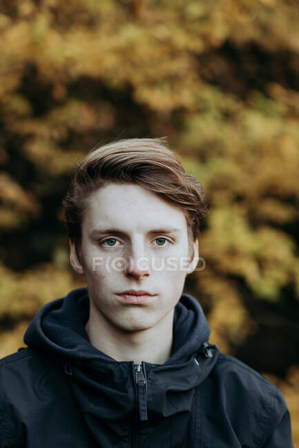 Портрет молодого человека, стоящего на улице осенью, Нидерланды — стоковое фото