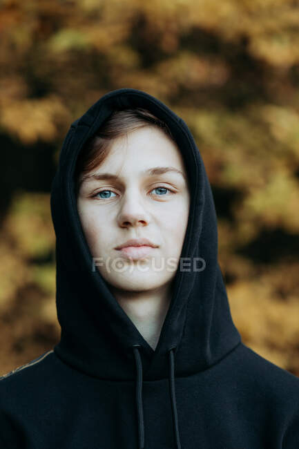 Портрет хлопчика-підлітка, що стоїть на відкритому повітрі — стокове фото