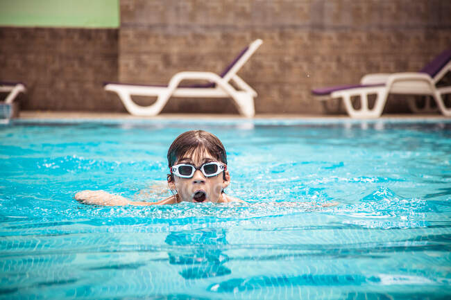 Boy swimming in a swimming pool, Bulgaria — Stock Photo
