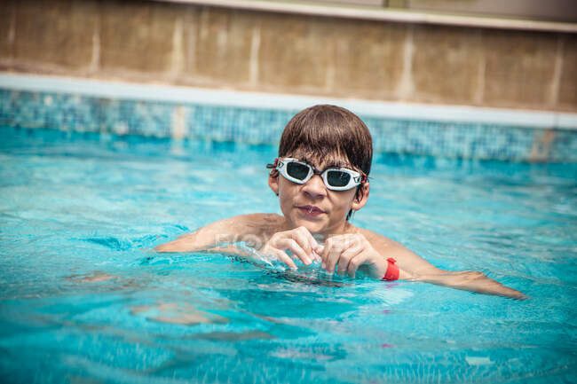 Niño nadando en una piscina, Bulgaria - foto de stock