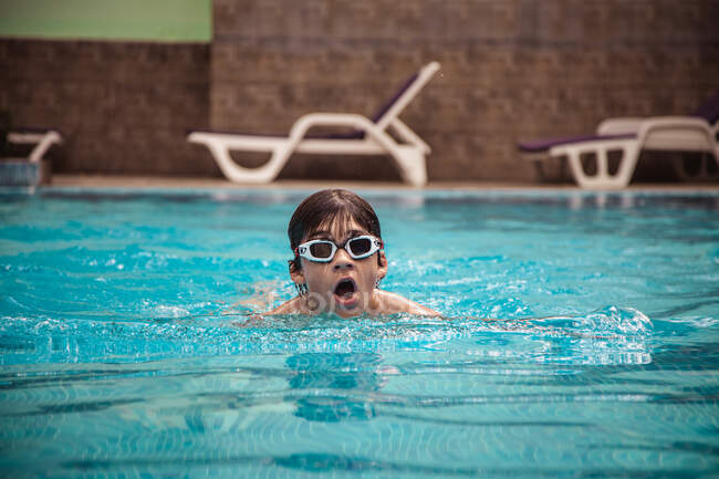 Мальчик плавает в бассейне, Болгария — стоковое фото