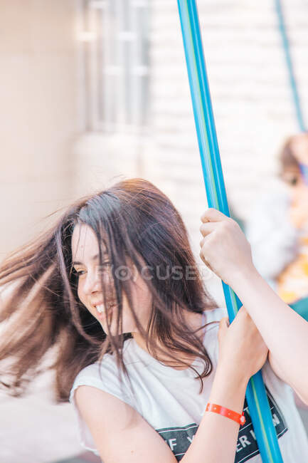 Menina sorridente jogando em um playground, Bulgária — Fotografia de Stock