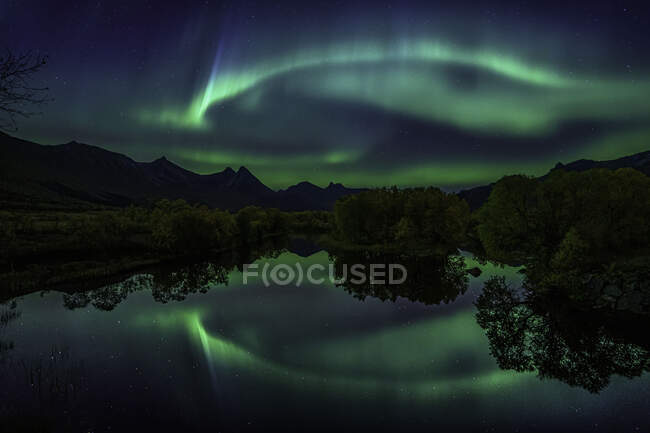 Luzes do norte sobre um rio, Noruega — Fotografia de Stock