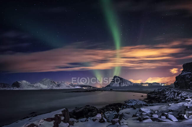 Luces del norte, Lofoten, Nordland, Noruega - foto de stock