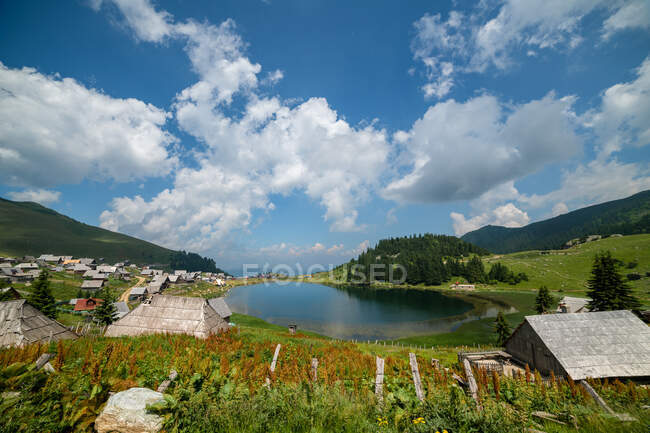 Pueblo de Prokosko junto al lago Prokosko Jezero, Fojnica, Bosnia y Herzegovina - foto de stock