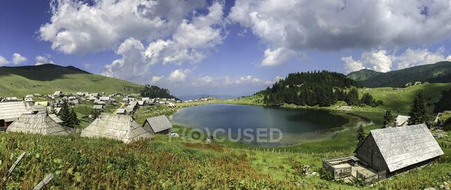 Деревня Прокоско на озере Прокоско-Езеро, Фойница, Босния и Герцеговина — стоковое фото