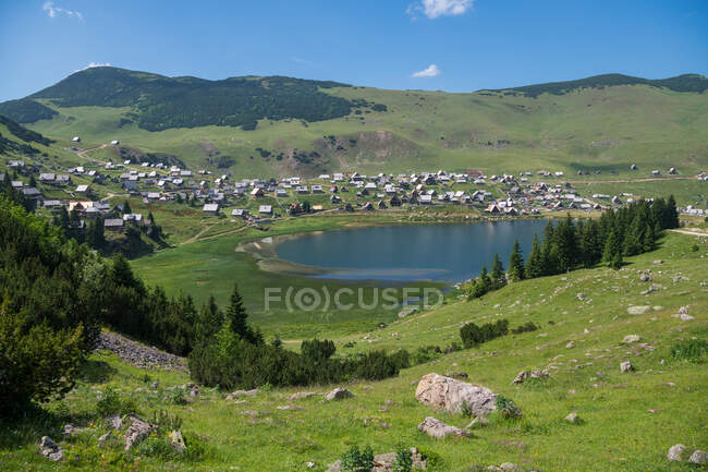 Pueblo de Prokosko junto al lago Prokosko Jezero, Fojnica, Bosnia y Herzegovina - foto de stock