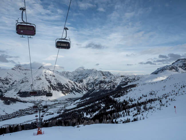 Elevador de esqui nas montanhas, Livigno, Sondrio, Lombardia, Itália — Fotografia de Stock
