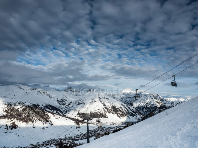 Elevador de esqui nas montanhas, Livigno, Sondrio, Lombardia, Itália — Fotografia de Stock