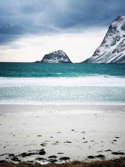 Empty beach in winter, Leknes, Vestvagoy, Lofoten, Nordland, Norway — Stock Photo