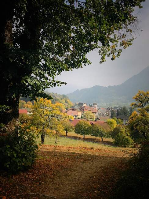 Vista de otoño, Saint-Jeoire, Alta Saboya, Auvernia-Ródano-Alpes, Francia - foto de stock