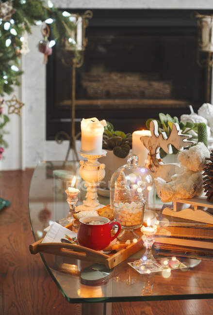 Tasse heiße Schokolade auf einem Holztablett auf einem Tisch zu Weihnachten — Stockfoto