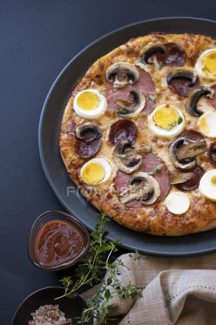 Крупный план яйца, пепперони, пиццы с беконом и грибами — стоковое фото